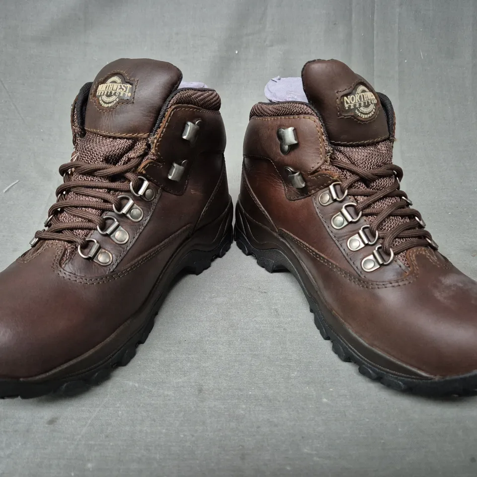 BOXED PAIR OF NORTHWEST TERRITORY ANKLE BOOTS IN BROWN UK SIZE 5