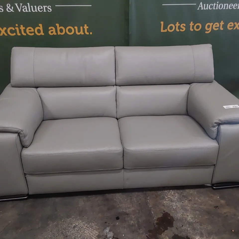QUALITY ITALIAN DESIGNER MELO LOVESEAT/ TWO SEATER SOFA WITH ADJUSTABLE HEADRESTS LIGHT GREY LEATHER 