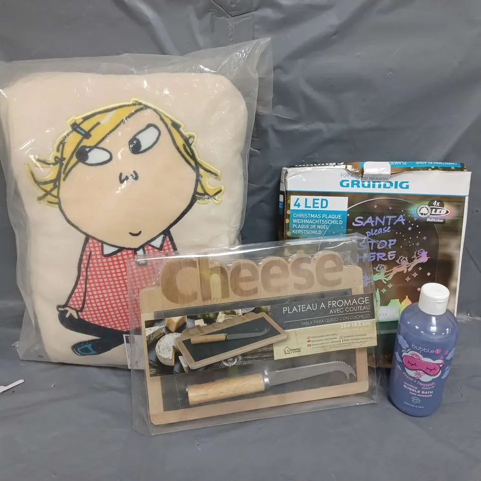 APPROXIMATELY 15 HOUSEHOLD ITEMS TO INCLUDE CUSHION, FESTIVE DECORATIONS AND KITCHENWARE