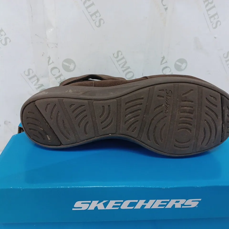 BOXED PAIR OF SKECHERS BOOTS IN CHOCOLATE SIZE 6.5  