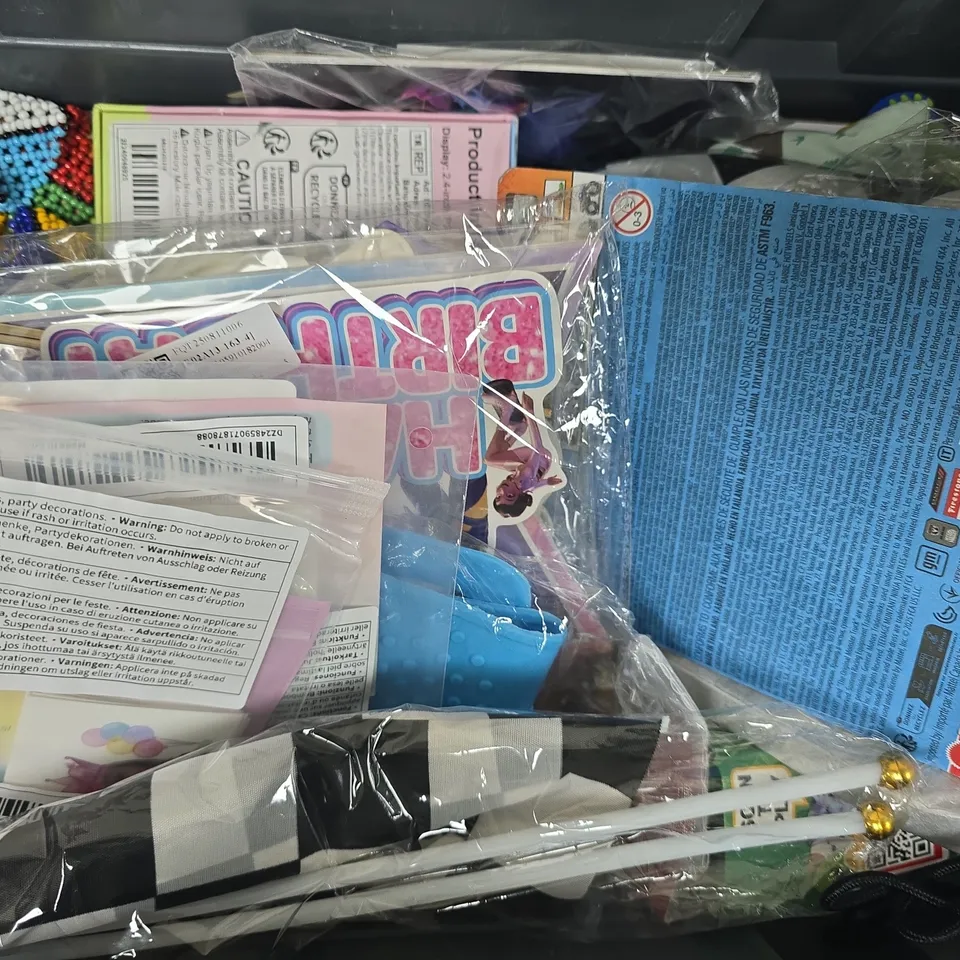 APPROXIMATELY 10 ASSORTED TOYS AND GAMES TO INCLUDE MODELLING CLAY, BINGO DABBERS, ETC