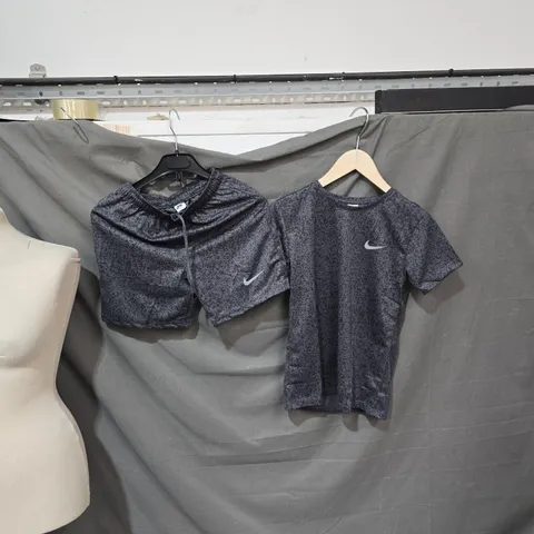 NIKE SPORTSWEAR T‑SHIRT & SHORTS SET, CHARCOAL GREY, YOUTH UK 12-13 (EU 152)
