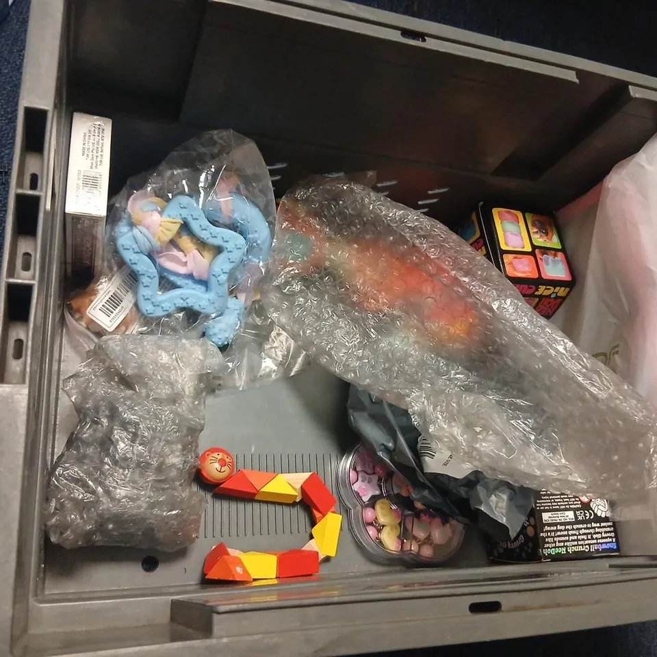LARGE QUANTITY OF ASSORTED TOYS AND ACCESSORIES TO INCLUDE; DUOMON 3, SNOW BALL NEE DOH, AND VANKOSS ACTION FIGURE