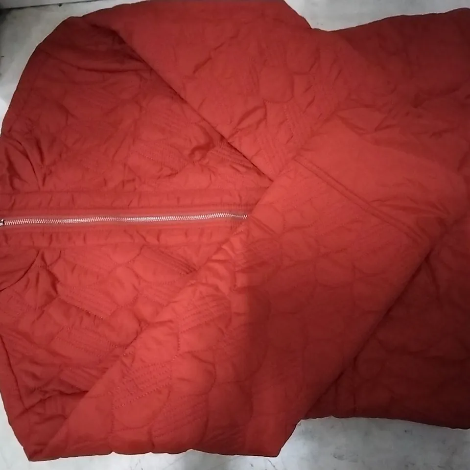 BOX CONTAINING 5 PCS BROWN JACKET SIZE XL AND 2 MARLA WAYNE RED JACKET SIZE XS 