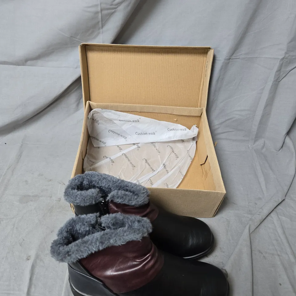 CUSHION-WALK WOMEN'S BLACK LEATHER WINTER BOOTS WITH GREY FUR LINING – BOXED SIZE 4 