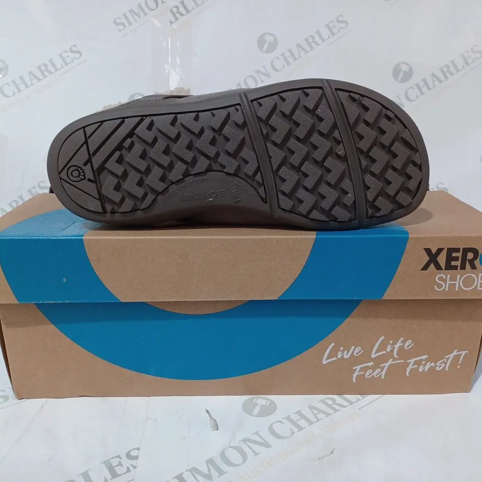 BOXED PAIR OF XERO ASHLAND SHOES IN DARK TAUPE UK SIZE 5