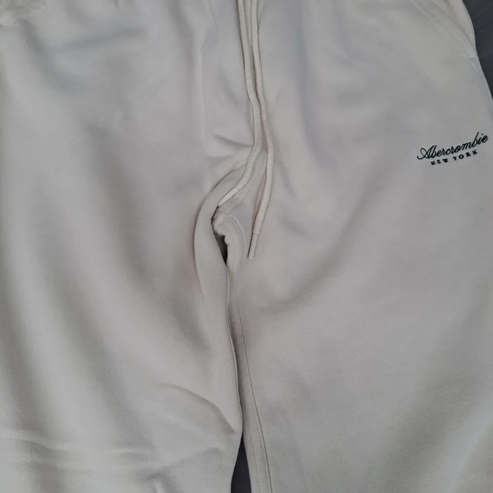 ABERCROMBIE & FITCH JOGGERS IN CREAM SIZE MEDIUM