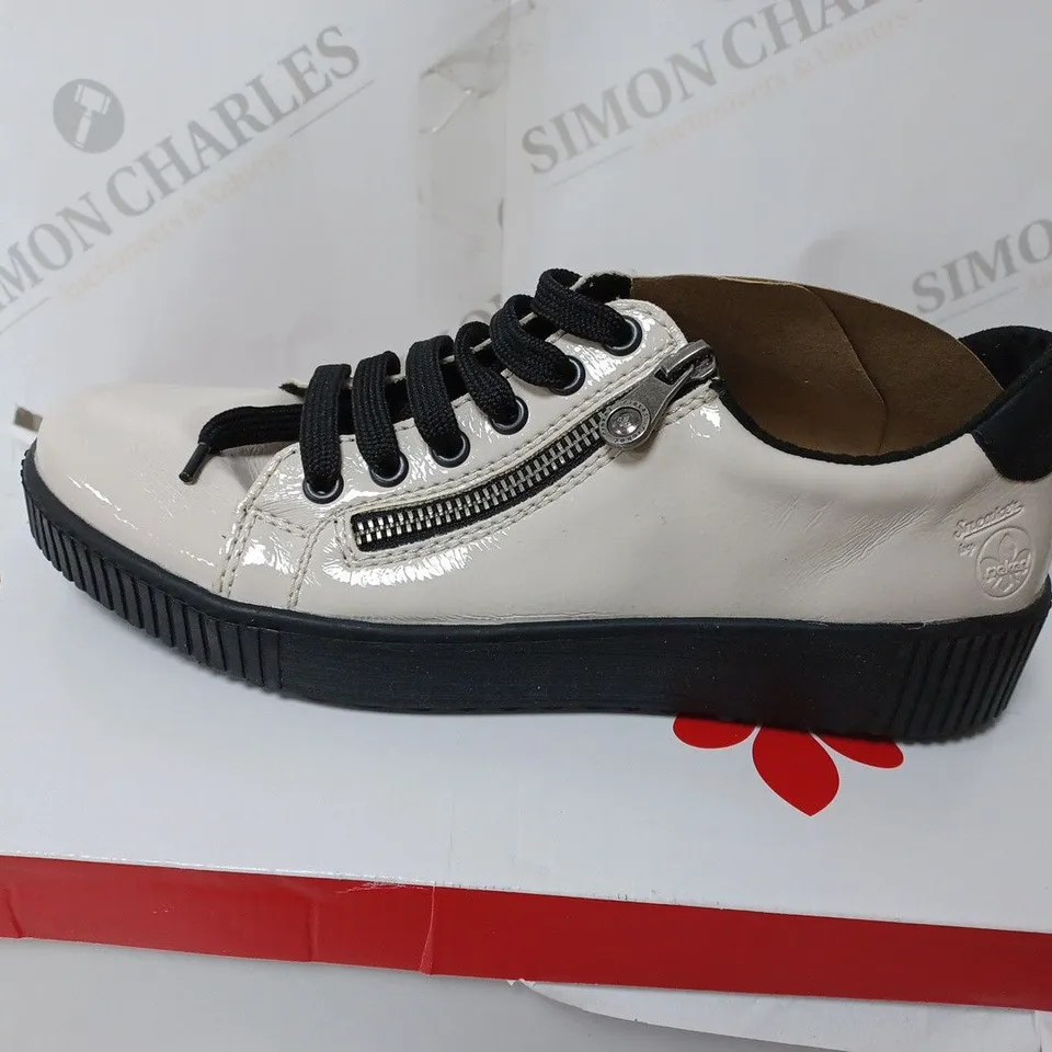 BOXED PAIR OF RIEKER SIDE ZIP CREAM BLOCK TRAINERS SIZE 6.5