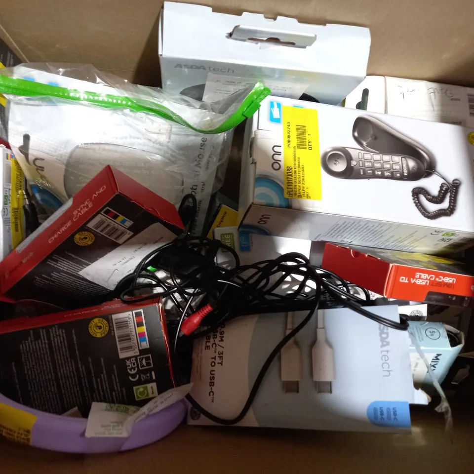 LOT OF APPROXIMATELY 20 ASSORTED HOUSEHOLD ITEMS TO INCLUDE BLACKWEB SYNC AND CHARGE CABLE, ONN DAB+/FM RADIO, ASDA TECH TRUE WIRELESS EARBUDS, ETC