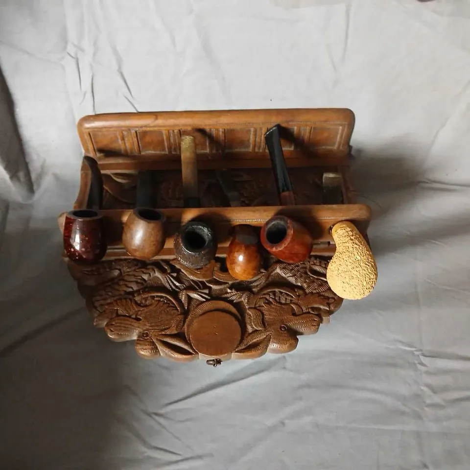 CARVED WOODEN PIPE RACK WITH COLLECTION OF  PIPES