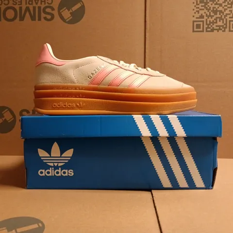 BOXED PAIR OF ADIDAS GAZELLE BOLD J SHOES IN GREY/PINK SIZE UK 4.5