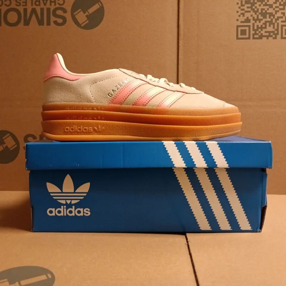 BOXED PAIR OF ADIDAS GAZELLE BOLD J SHOES IN GREY/PINK SIZE UK 4.5