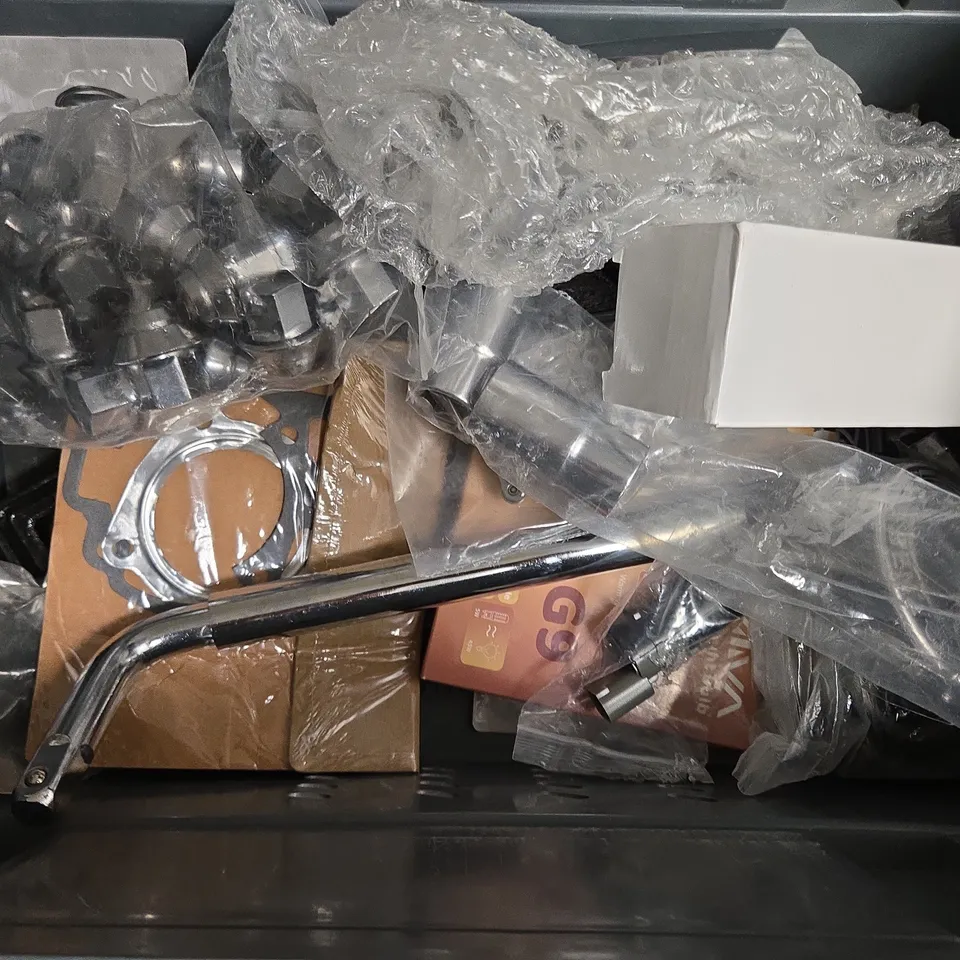 APPROXIMATELY 15 ASSORTED VEHICLE PARTS & ACCESSORIES TO INCLUDE LED LIGHT BULB, MERCEDES BENZ BADGE, WING MIRROR, ETC