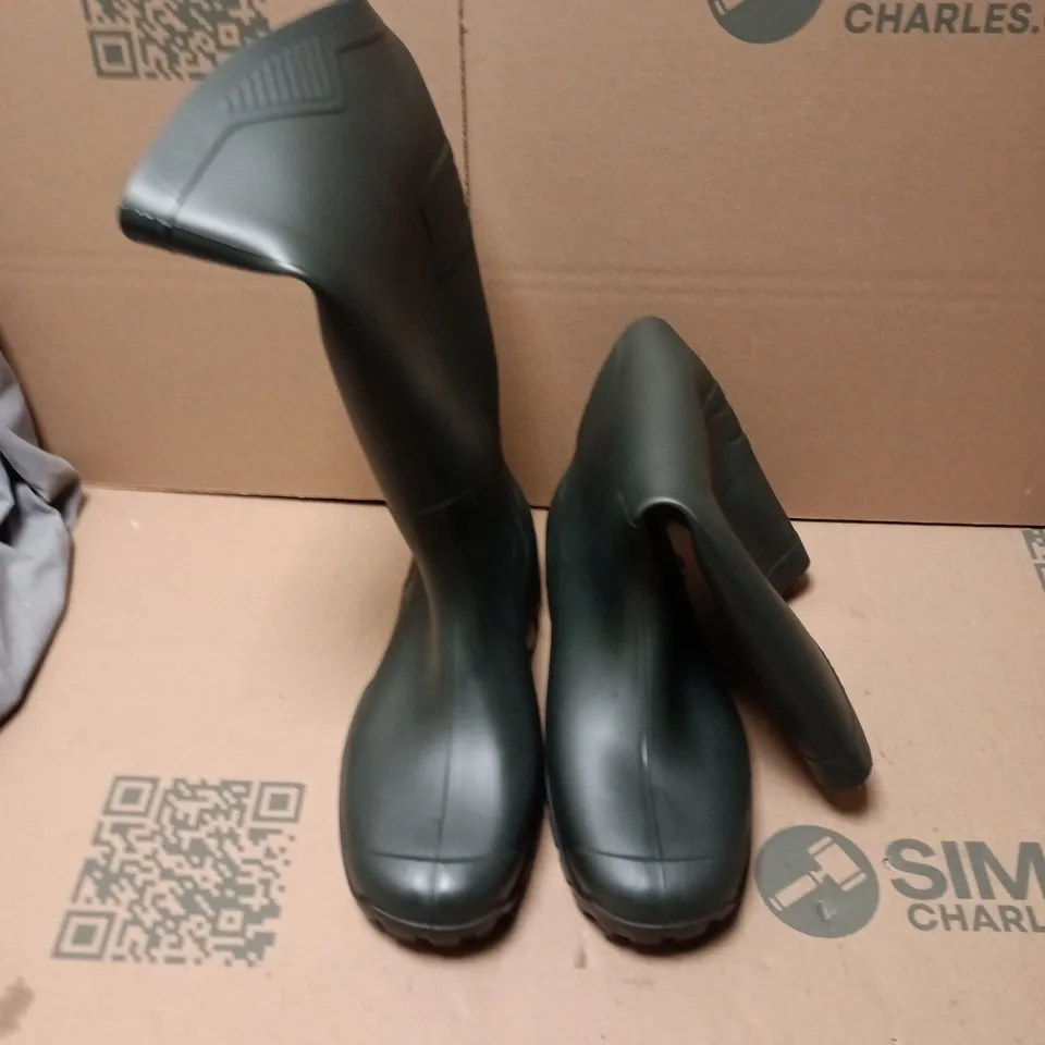 UNBOXED PAIR OF DUNLOP WELLYS IN DARK GREEN - SIZE 9