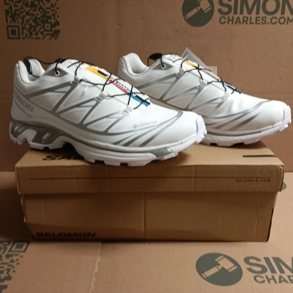 BOXED PAIR OF SALOMON XT-6 GTX TRAINERS IN WHITE/SILVER SIZE UK 11.5