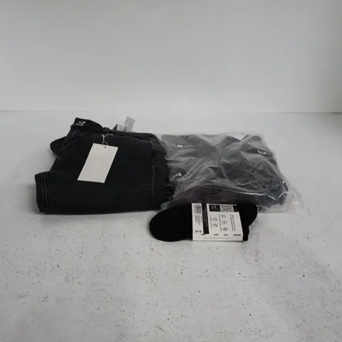 BOX OF APPROXIMATELY 25 ASSORTED CLOTHING ITEMS TO INCLUDE JEANS ETC