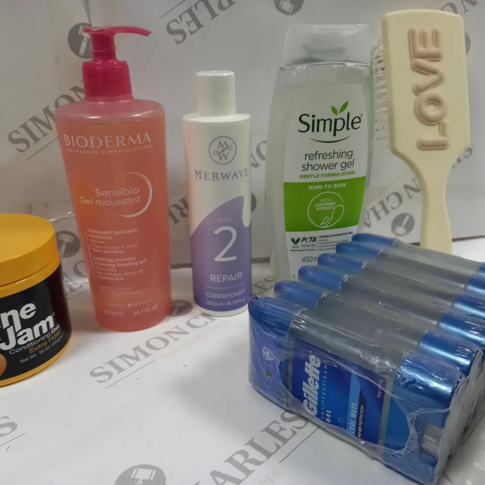BOX OF APPROXIMATELY 20 ASSORTED COSMETIC ITEMS TO INCLUDE BIODERMA GEL MOUSSANT, SIMPLE REFRESHING SHOWER GEL, HAIR BRUSH ETC