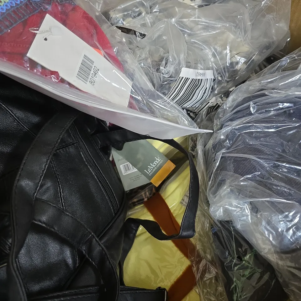 BOX OF APPROX 20 ASSORTED CLOTHING ITEMS TO INCLUDE BAGS, JUMPERS, TOPS, ETC