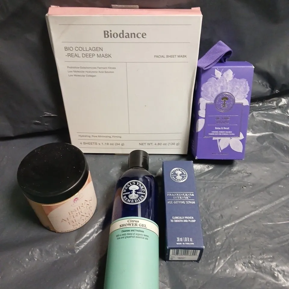 APPROXIMATELY 15 ASSORTED HEALTH & BEAUTY PRODUCTS TO INCLUDE CITRUS SHOWER GEL, ISIRA AFRICAN BLACK SOAP, COLLAGEN DEEP MASK ETC 