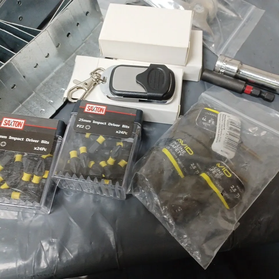 LOT CONTAINING VARIOUS HOUSEHOLD ITEMS TO INCLUDE; GATEMATE LOCK, JOIST BRACKETS, ROLLER BLIND FOB, TRAVEL MUG ETC.