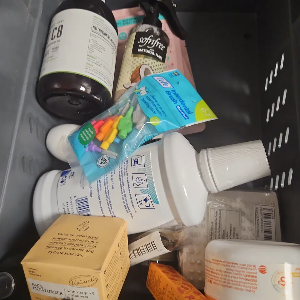 APPROXIMATEY 20 ASSORTED HEALTH AND BEAUTY PRODUCTS TO INCLUDE - DOVE BODY WASH - COCO&EVE SHAMPOO - CAUDALIE MOISTURIZING TONER - ETC