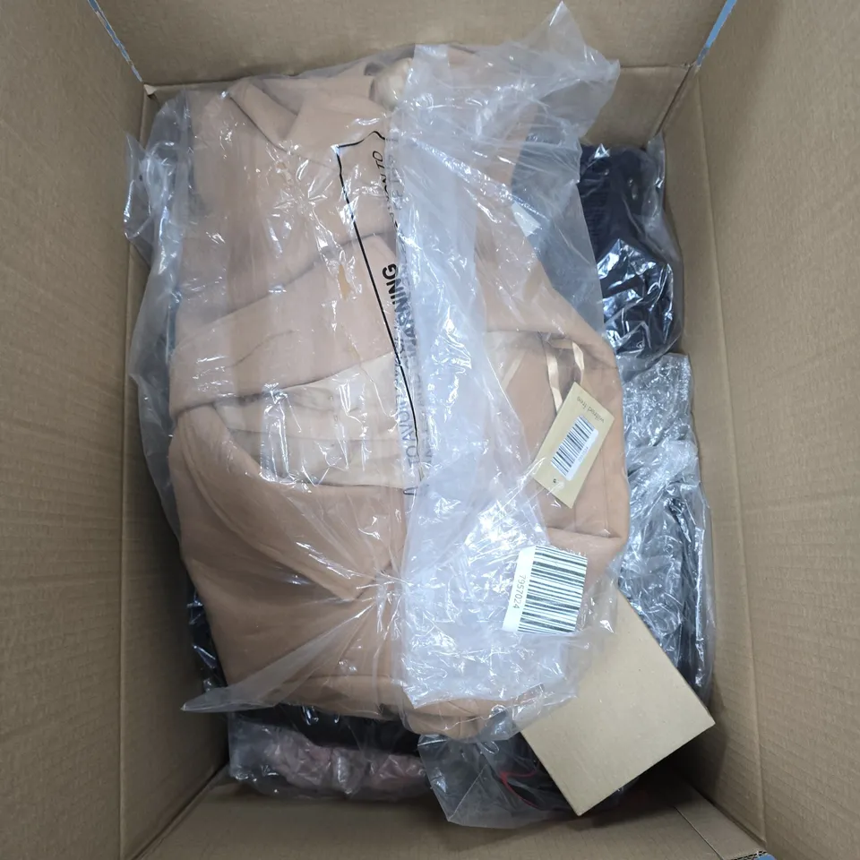 BOX OF APPROXIMATELY 20 ASSORTED ITEMS TO INCLUDE: FESTIVE WALL ART AND FLORAL JUMPER