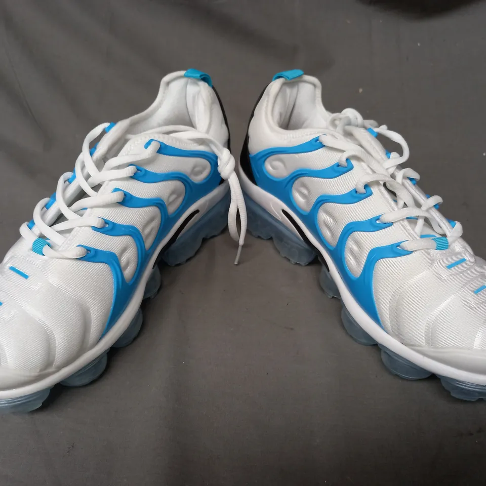 PAIR OF NIKE AIR MAX SHOES IN WHITE/BLUE/BLACK UK SIZE 7