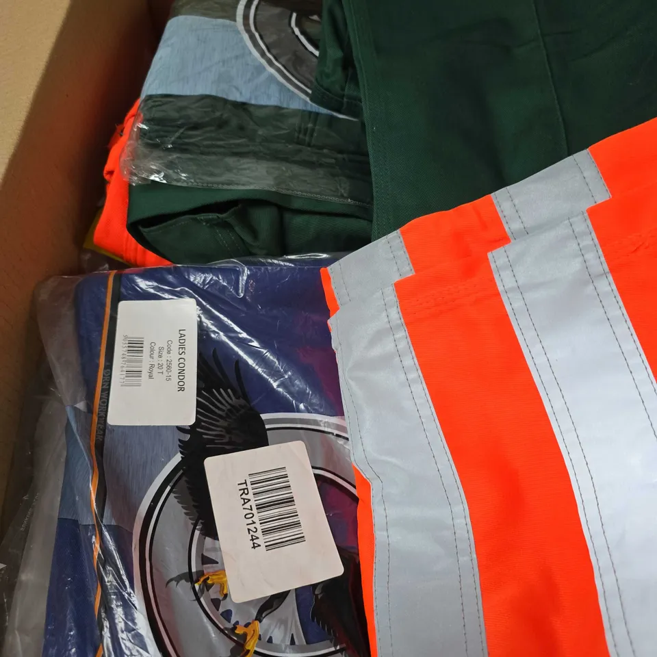 APPROXIMATELY 25 ASSORTED WORKWEAR PRODUCTS IN VARIOUS SIZES TO INCLUDE COMBAT TROUSERS, HI-VIS ITEMS, CARGO SHORTS ETC - COLLECTION ONLY 
