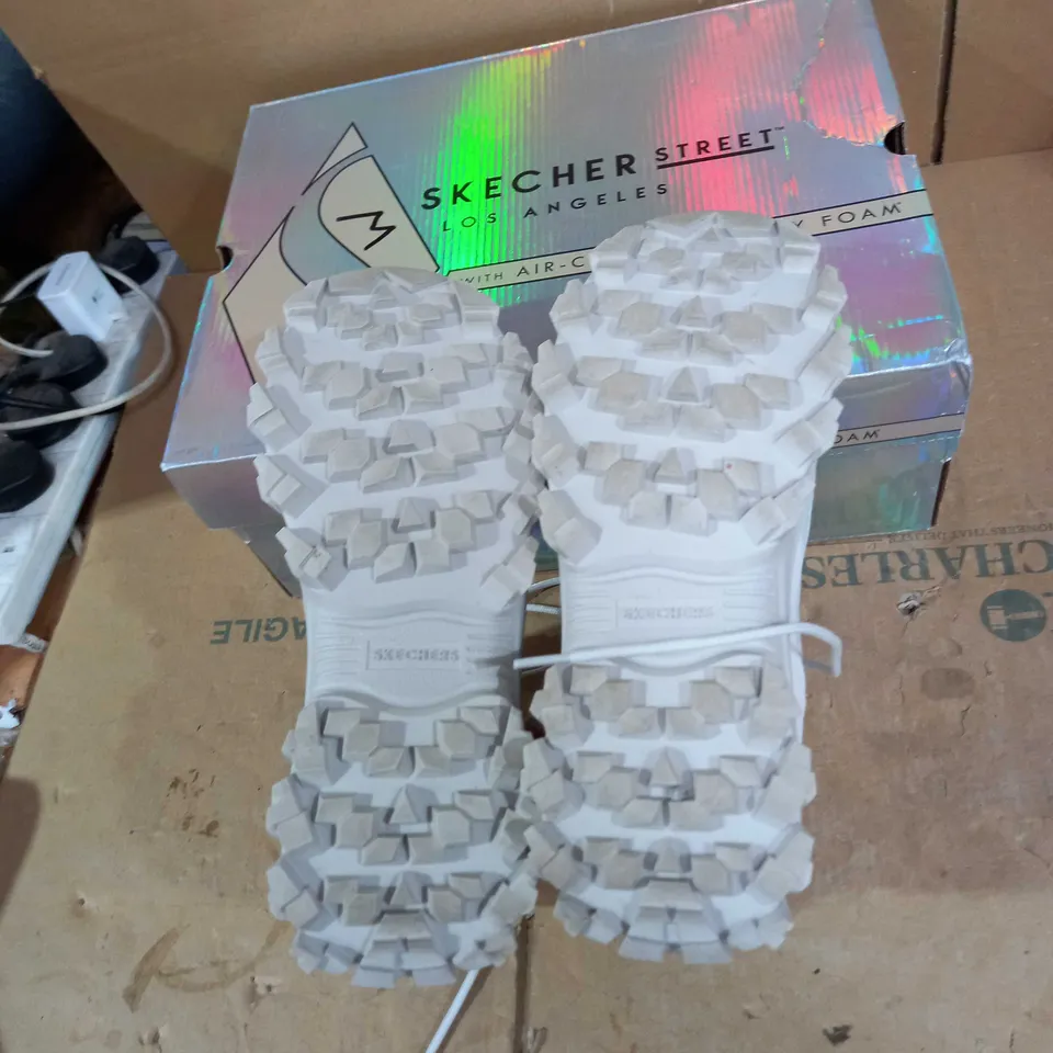 SKETCHERS LOS ANGELES OFF WHITE TRAINER SIZE 7