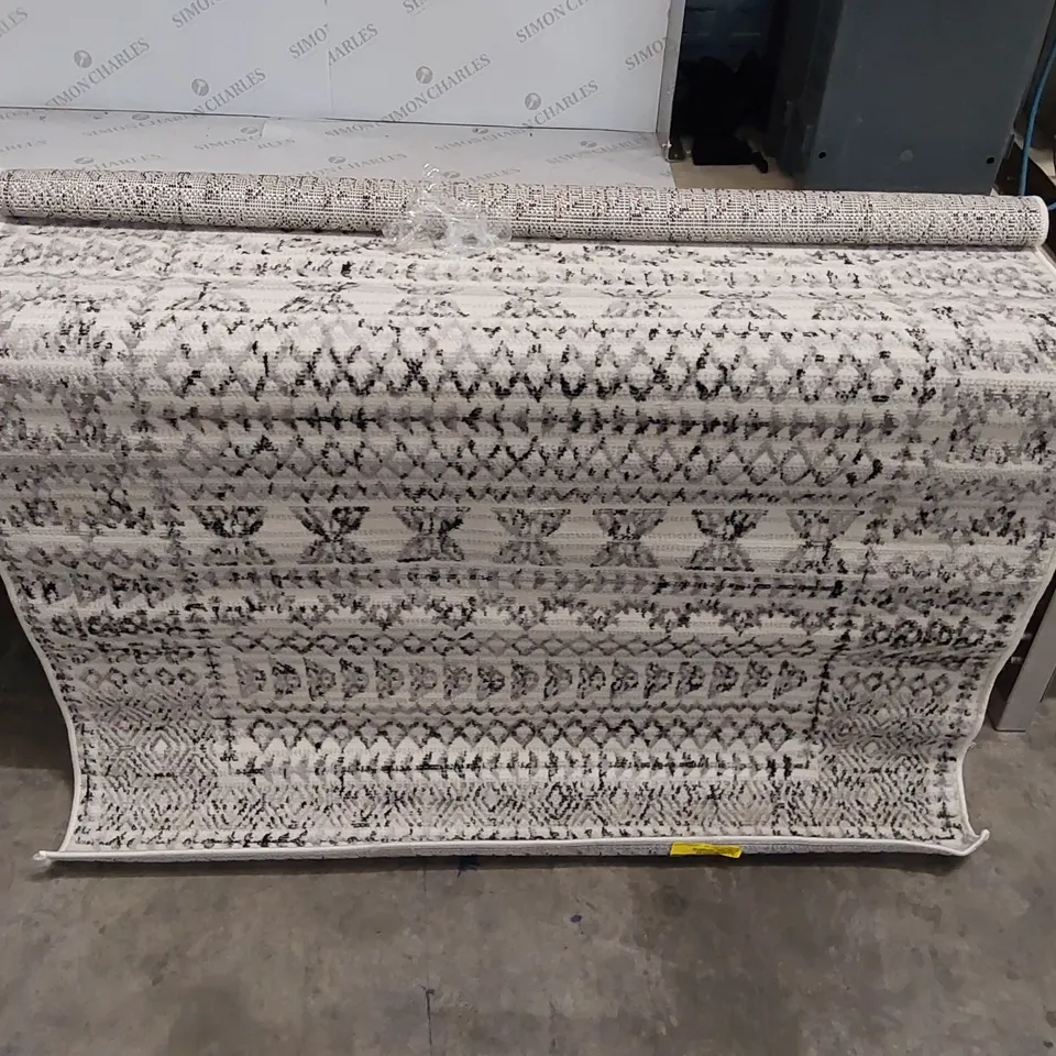 KACE GREY/BLACK/IVORY RUG // 4'3" X 5'7"