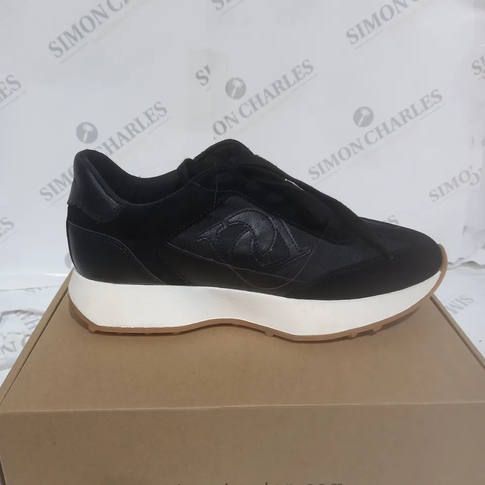 BOXED PAIR OF DUNE LONDON EMBOSSE LEATHER LACE UP SHOES IN BLACK/WHITE SIZE 7