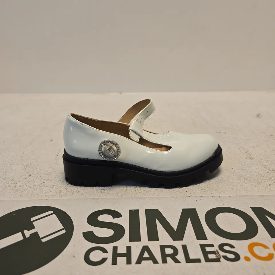 STEVE MADDEN WHITE PATENT MARY JANE SHOES – UK 1