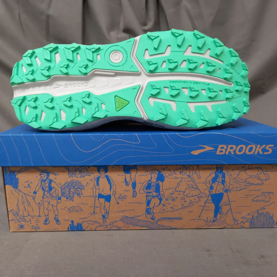 BOXED PAIR OF BROOKS CALDERA 7 SHOES IN LEMON/BLACK/GREEN UK SIZE 10.5