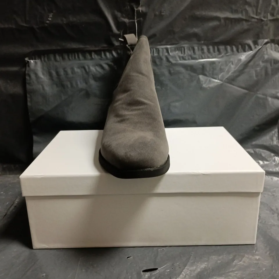 BOXED PAIR OF CONZURI HAMPTONS ELASTIC SIDED SHOES IN DARK GREEN SIZE UK 10