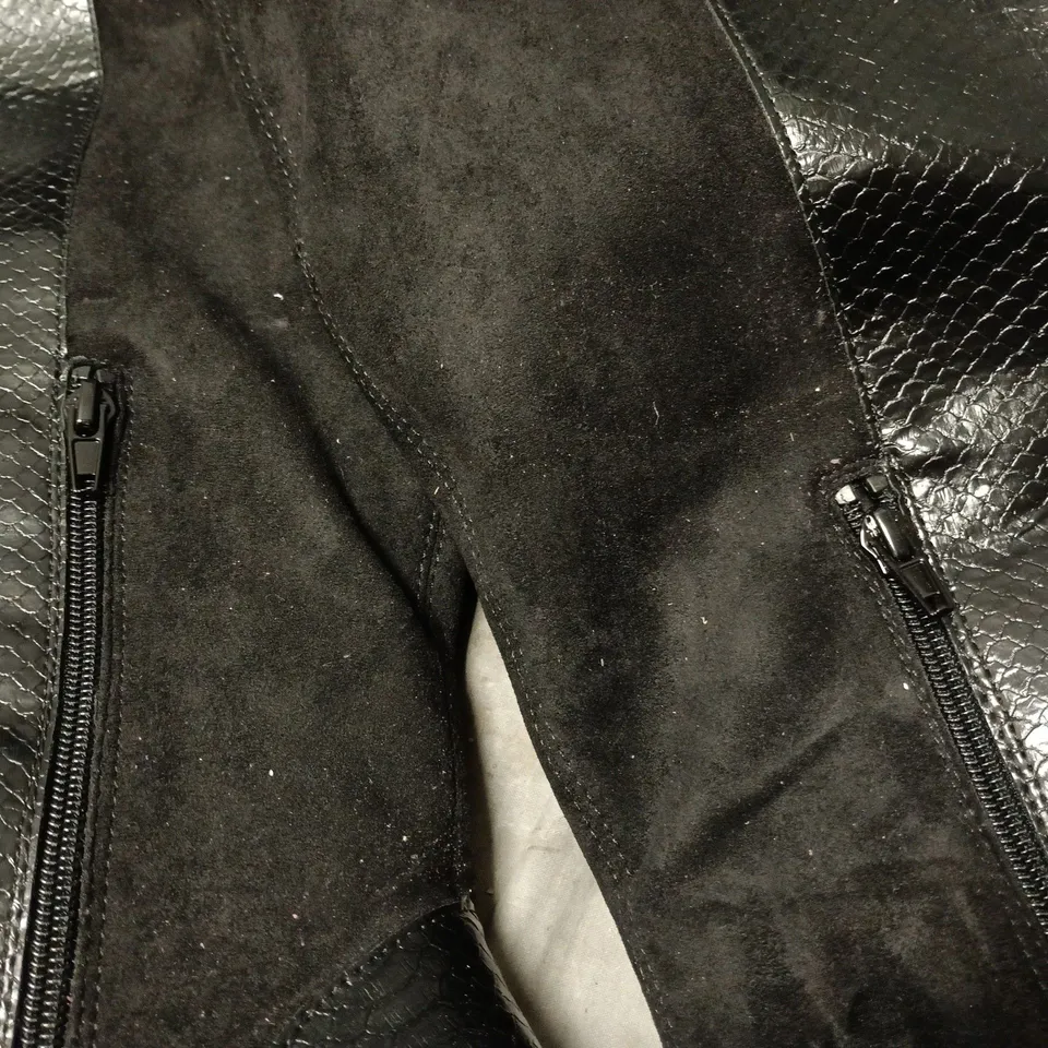 RIVER ISLAND BLACK WIDE-FIT KNEE-HIGH BOOT – CROC-EFFECT LEATHER, SIDE ZIP, BLOCK HEEL UK 7