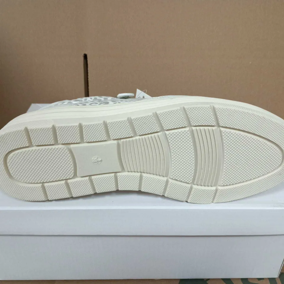 BOXED PAIR OF SHOES BY EMMA OSPREY WHITE SNEAKERS – UK 5