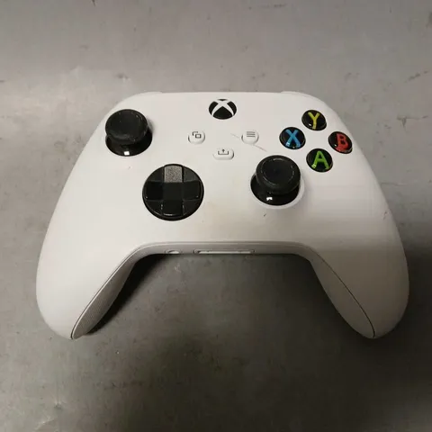 XBOX X CONTROLLER IN WHITE