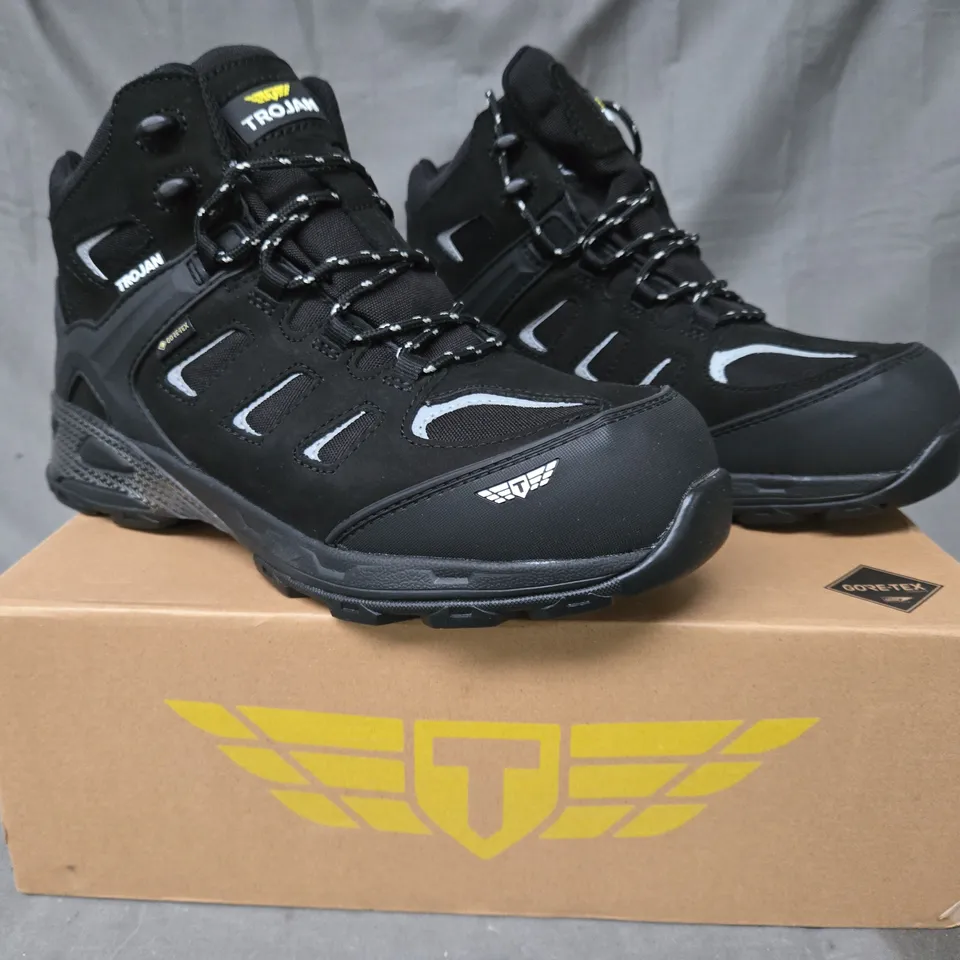 BOXED PAIR OF TROJAN S3 SAFETY HIKER BOOTS IN BLACK SIZE 10