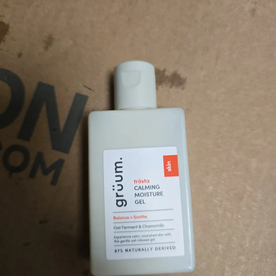 TOTE OF APPROXIMATELY 20 ASSORTED COSMETICS TO INCLUDE: GRUUM CALMING MOISTURE GEL