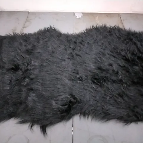 BRAND NEW BRUNDIDGE HEART HAND TUFTED BLACK RUG - 55X160CM