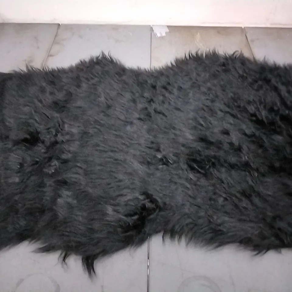 BRAND NEW BRUNDIDGE HEART HAND TUFTED BLACK RUG - 55X160CM