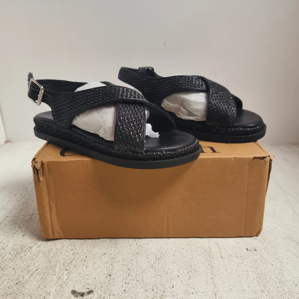 BOXED PAIR OF THE VERY COLLECTION OPEN TOE CROSS STRAP SLINGBACK SANDALS IN BLACK SIZE 6
