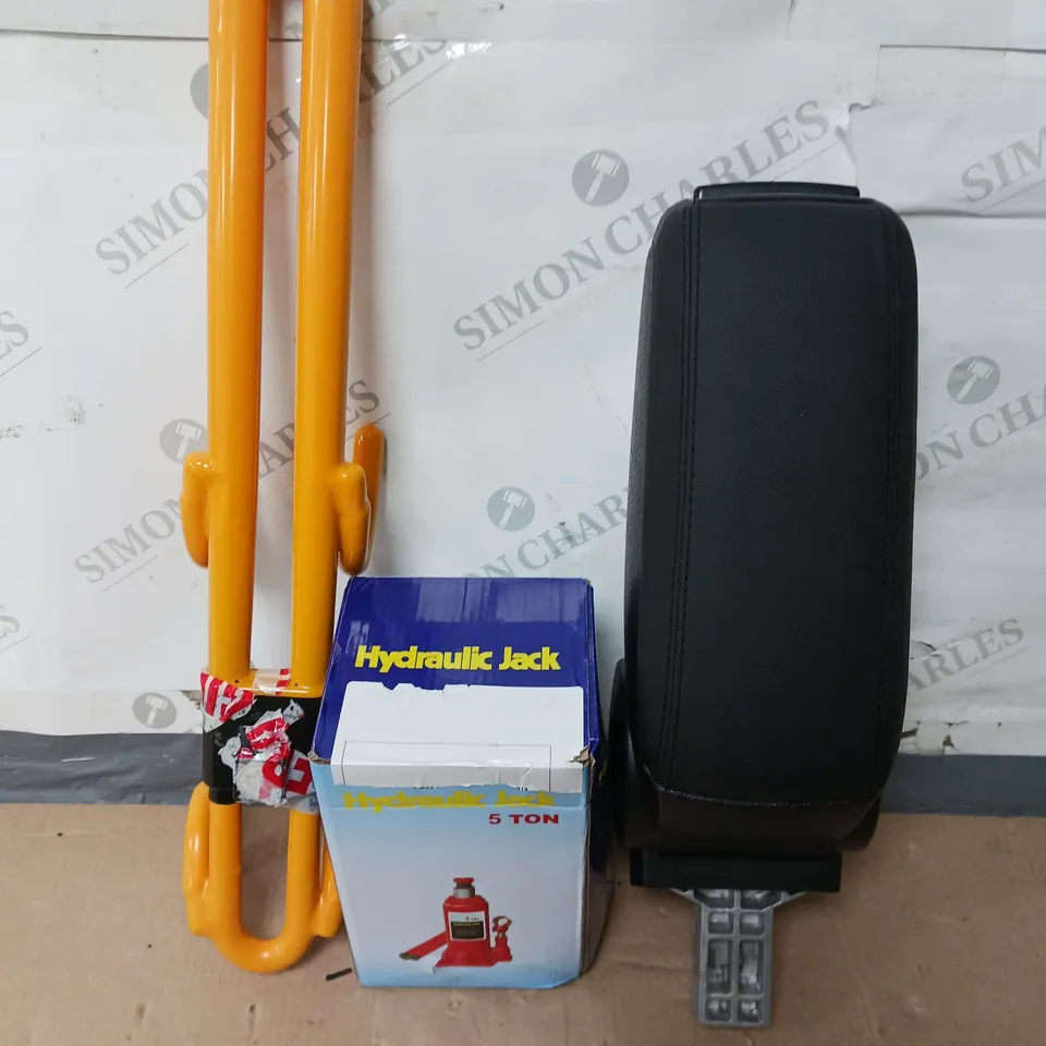 APPROXIMATELY 20 ASSORTED CAR ITEMS TO INCLUDE WHEEL LOCK - ARM REST AND 5 TON HYDRAULIC JACK / COLLECTION ONLY