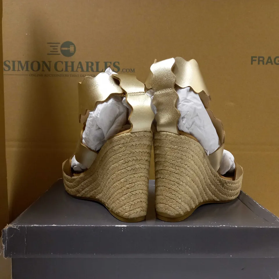 BOXED PAIR OF DESIGNER WEDGED STRAW/GOLD DETAILED SANDALS - SIZE 2.5