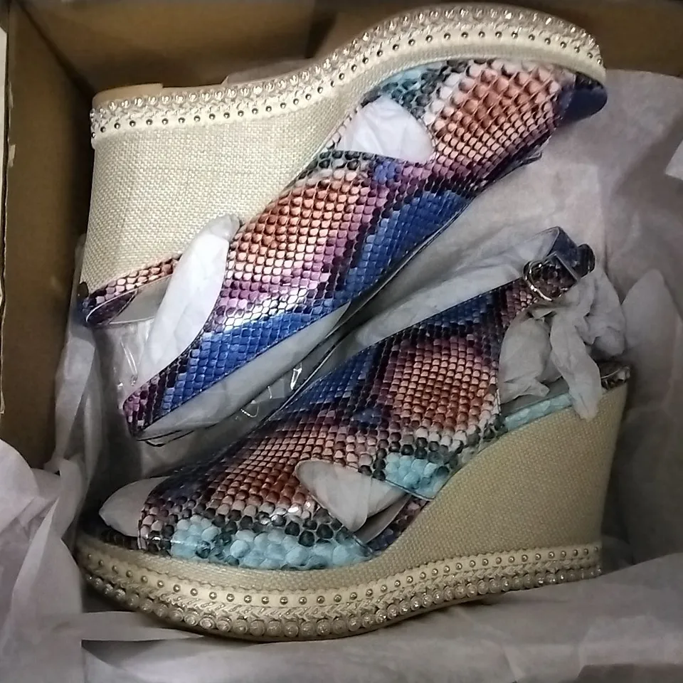 3 SHOE BOXES OF SHOES INCLUDING 2 × MODA BY PELLE EMB WEDGE MULTI BLUE SNAKESKIN SIZE 8, CHELSEA BOOTS SCOTCH SIZE 5