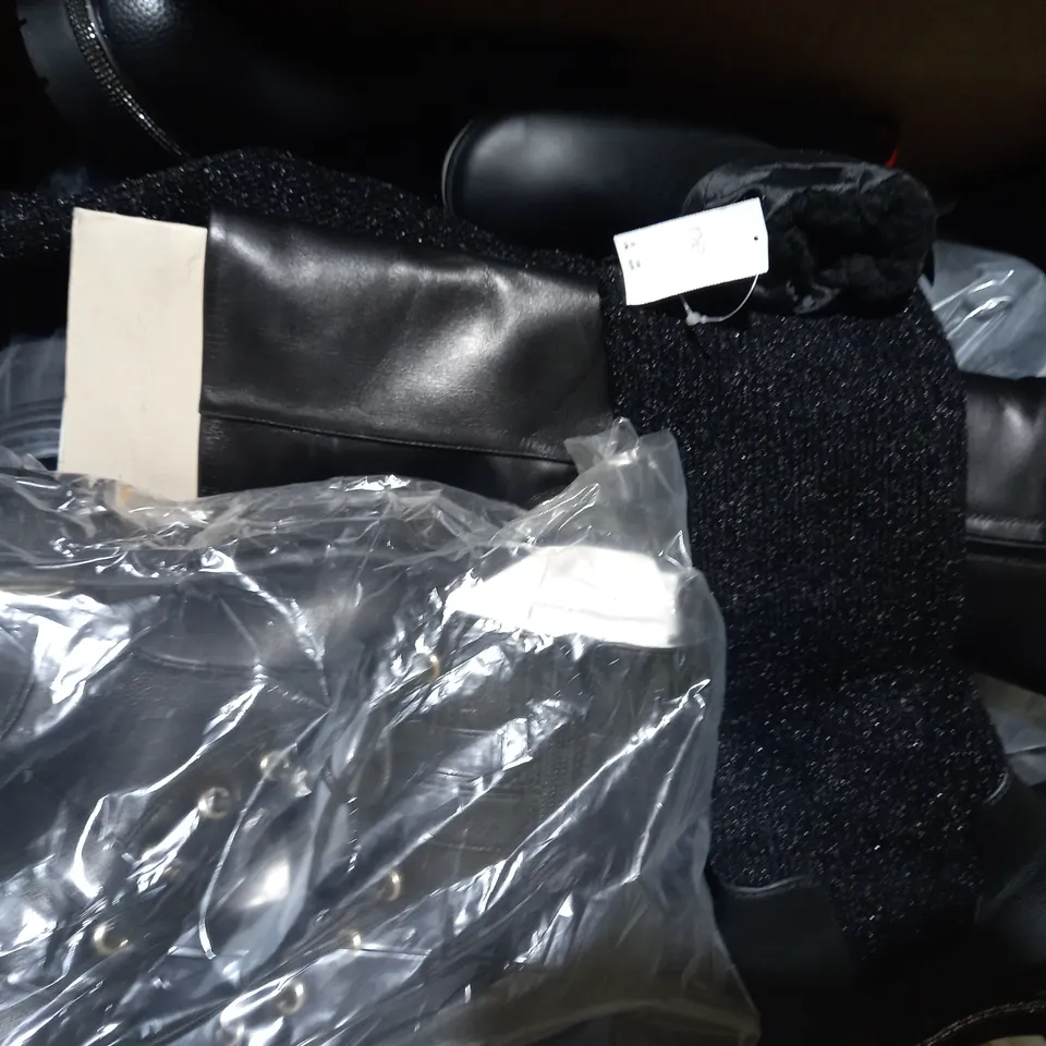 BOX OF APPROXIMATELY 15 ASSORTED PAIRS OF SHOES AND FOOTWEAR ITEMS IN VARIOUS STYLES AND SIZES TO INCLUDE FITVILLE, VANS, ETC