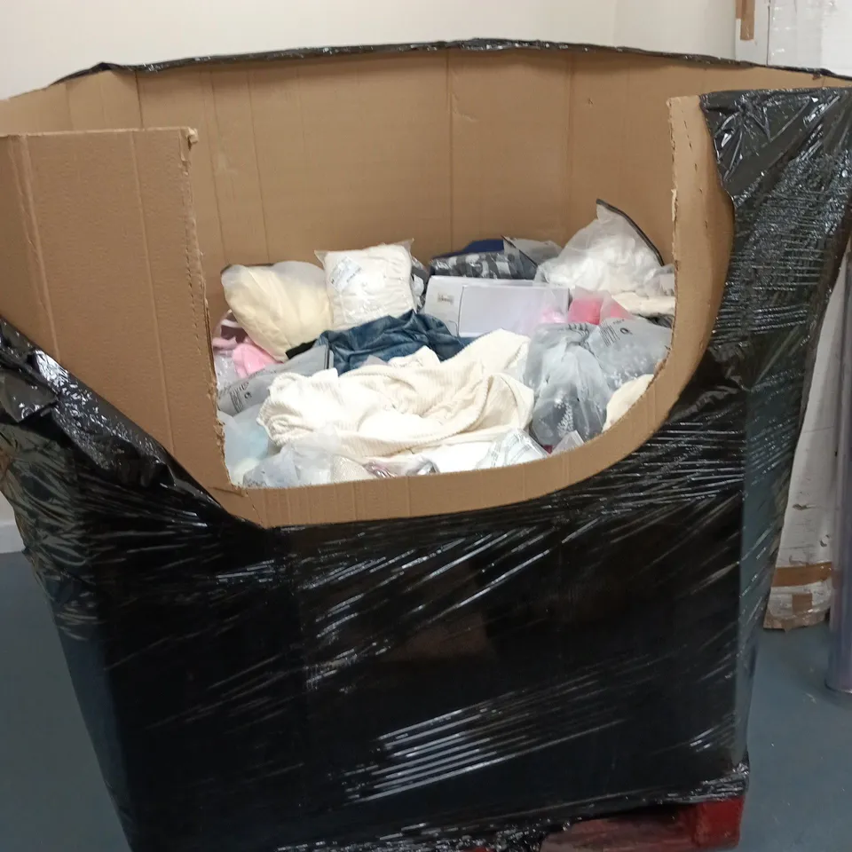PALLET CONTAINING A LARGE QUANTITY OF UNPROCESSED CLOTHING ITEMS