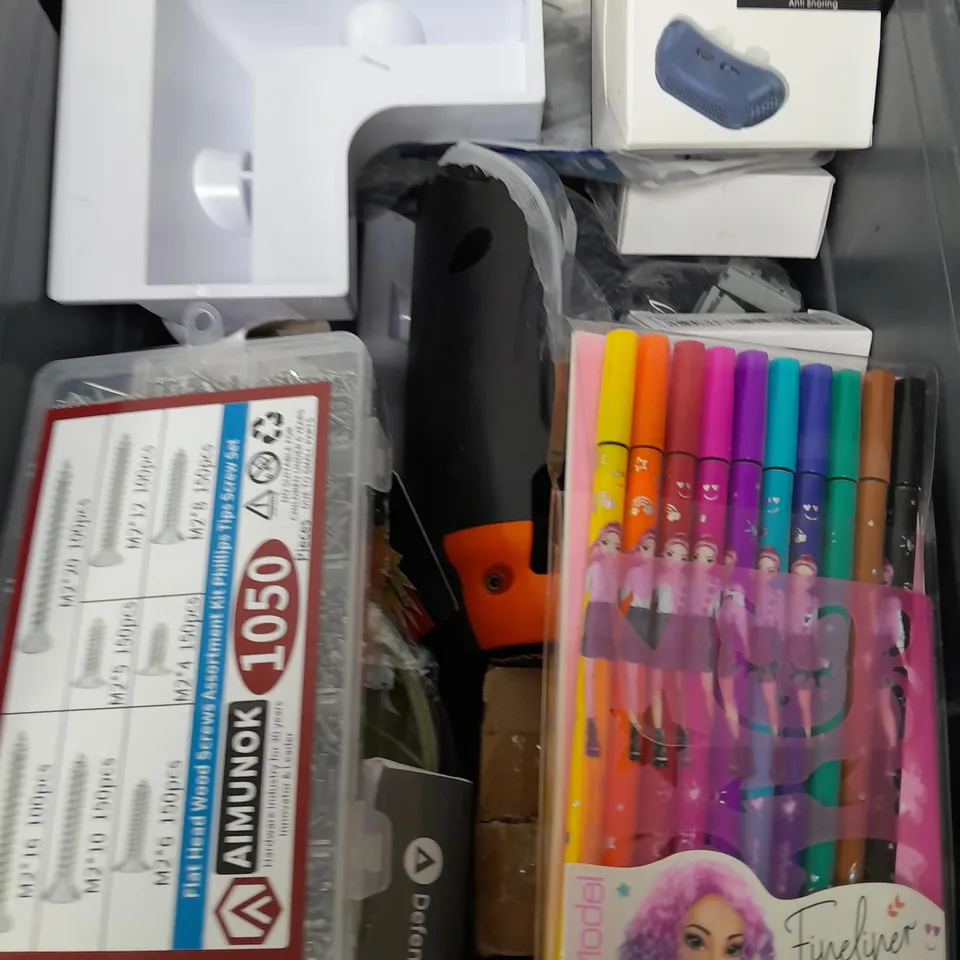 BOX OF APPROXIMATELY 10 ASSORTED ITEMS TO INCLUDE - LEMON SQUEEZER, ELECTRIC SNORER, FINE LINER PENS ETC