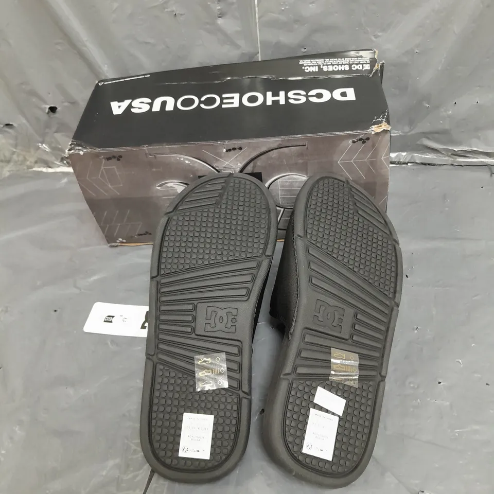 BOXED PAIR OF DC MENS BOLSA SLIDES IN BLACK UK 9 