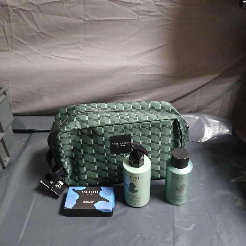 TED BAKER LONDON FRESH & CLEAN BATH & BODY GIFT SET IN GREEN CHECK WASH BAG